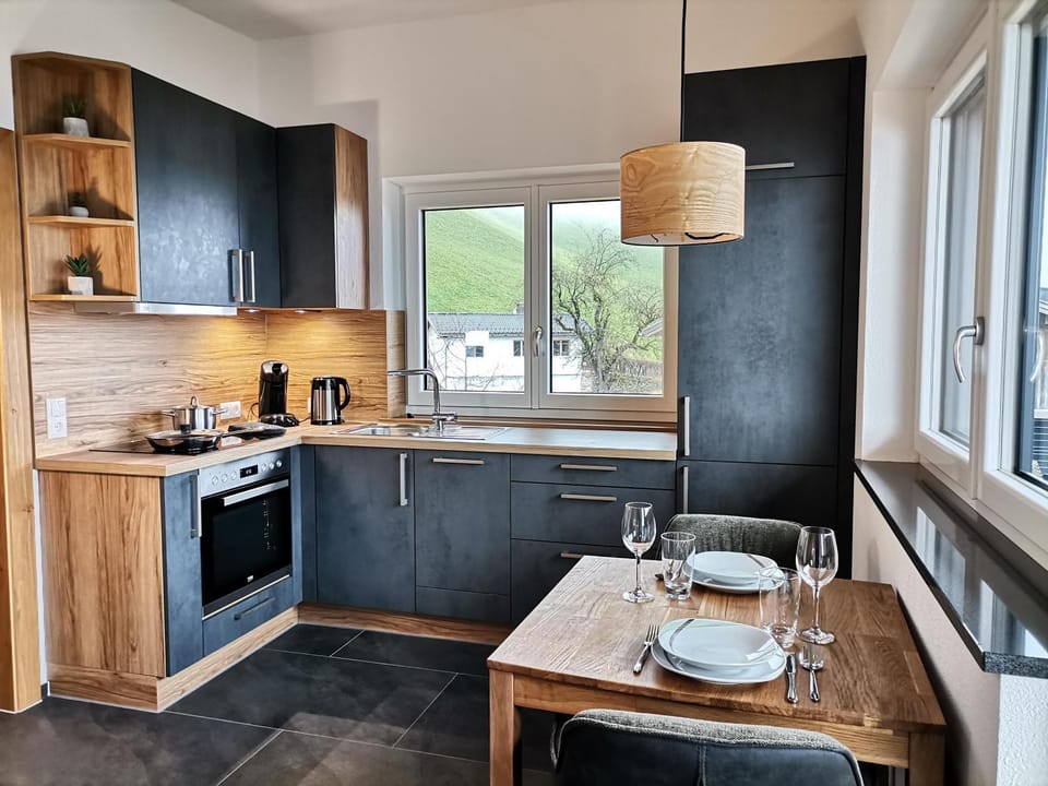 Kitchen or kitchenette, Dining area