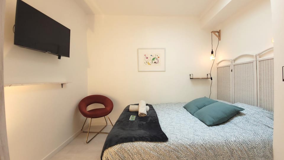 Photo of the whole room, Bedroom
