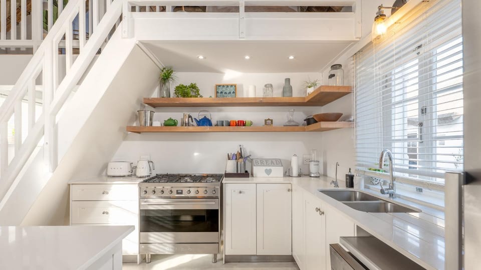 Kitchen or kitchenette, dishwasher, oven, toaster