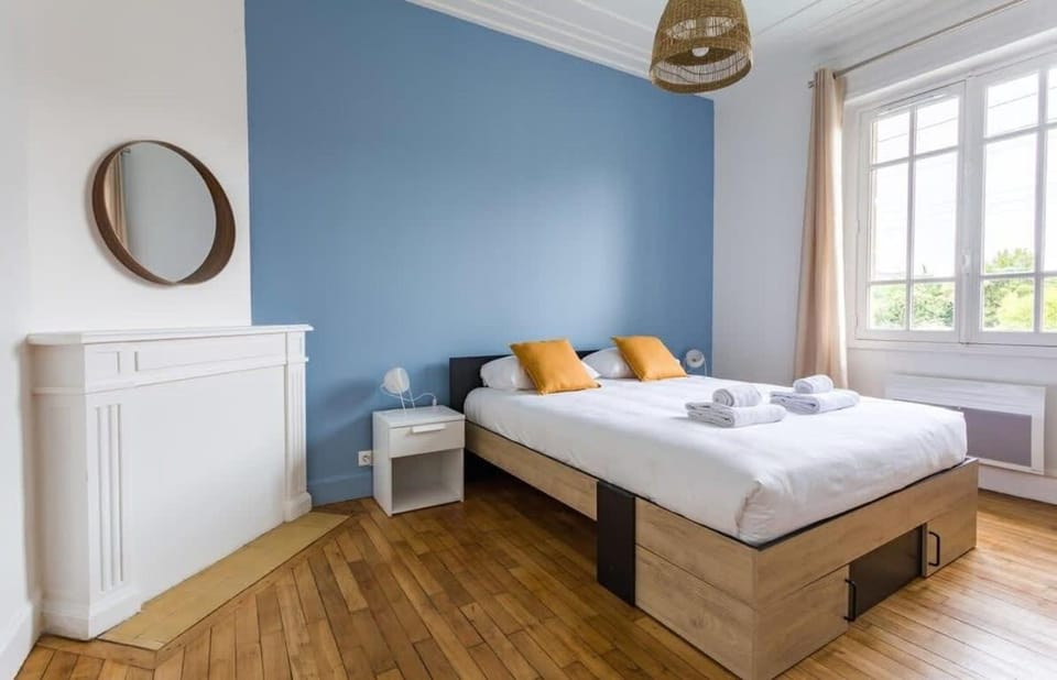 Bed, Photo of the whole room, Bedroom, towels