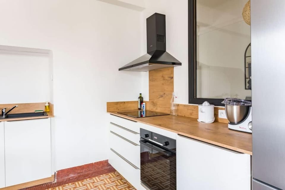 Kitchen or kitchenette, oven, stove