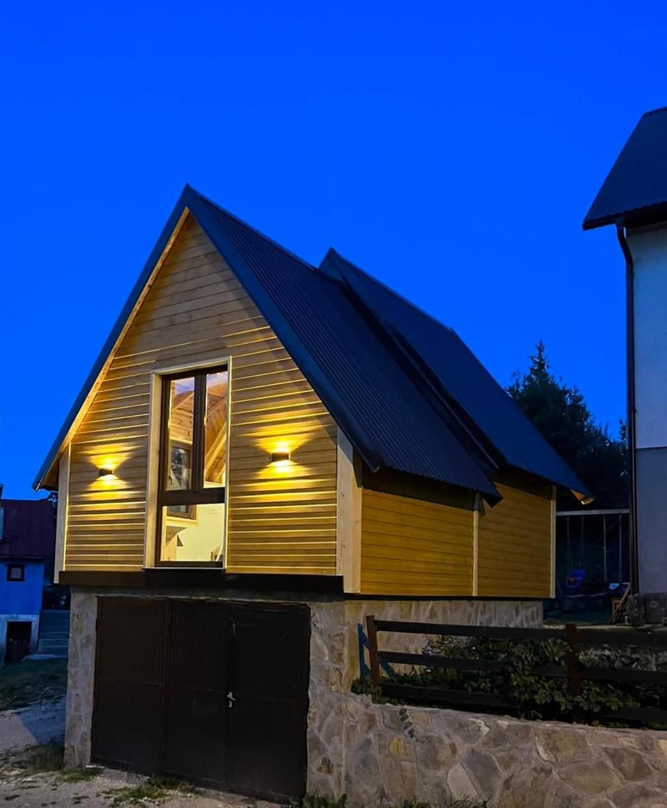 Underwoods_chill Chalet in Montenegro