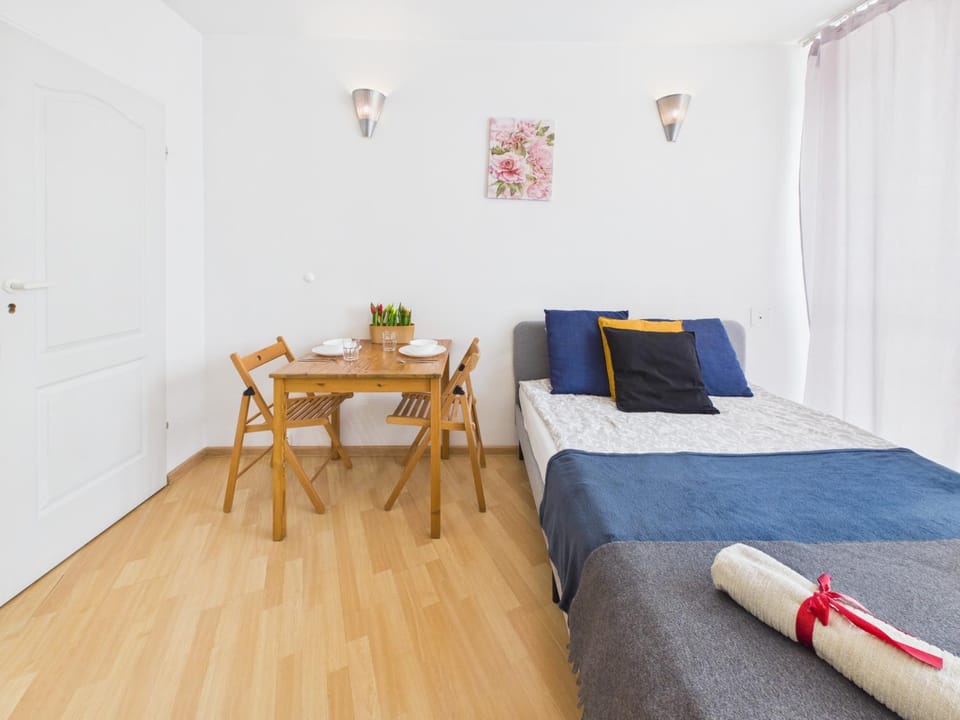 Bed, Dining area, Bedroom