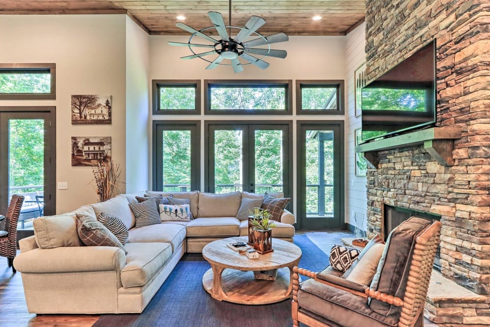 Ellijay Cabin Escape: Hot Tub & Fire Pit! Cabin in Georgia