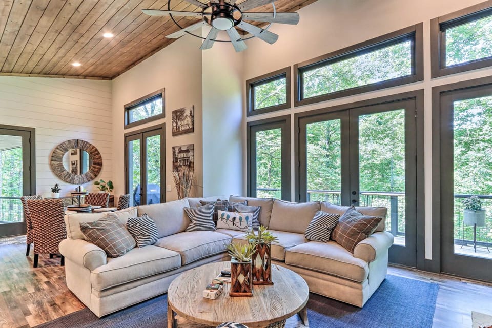 Ellijay Cabin Escape: Hot Tub & Fire Pit! Cabin in Georgia
