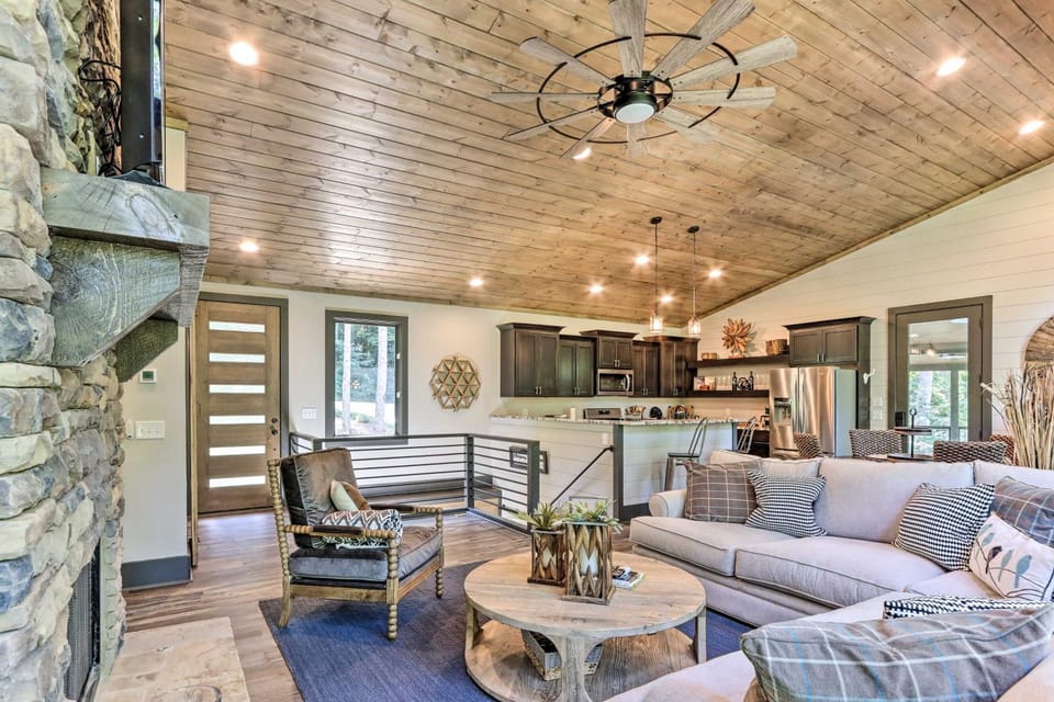 Ellijay Cabin Escape: Hot Tub & Fire Pit! Cabin in Georgia