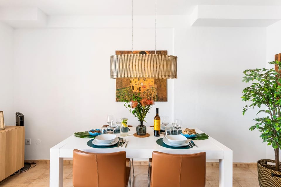 Living room, Food and drinks, Seating area, Dining area, Food