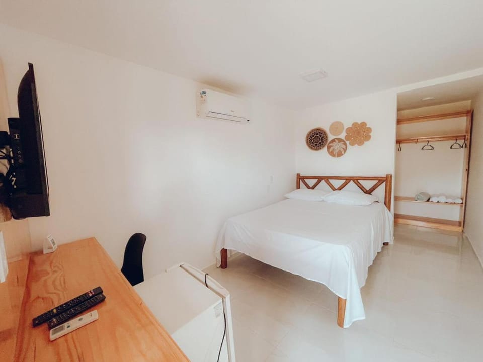 Bed, TV and multimedia, Photo of the whole room, Bedroom, hair dresser, air conditioner