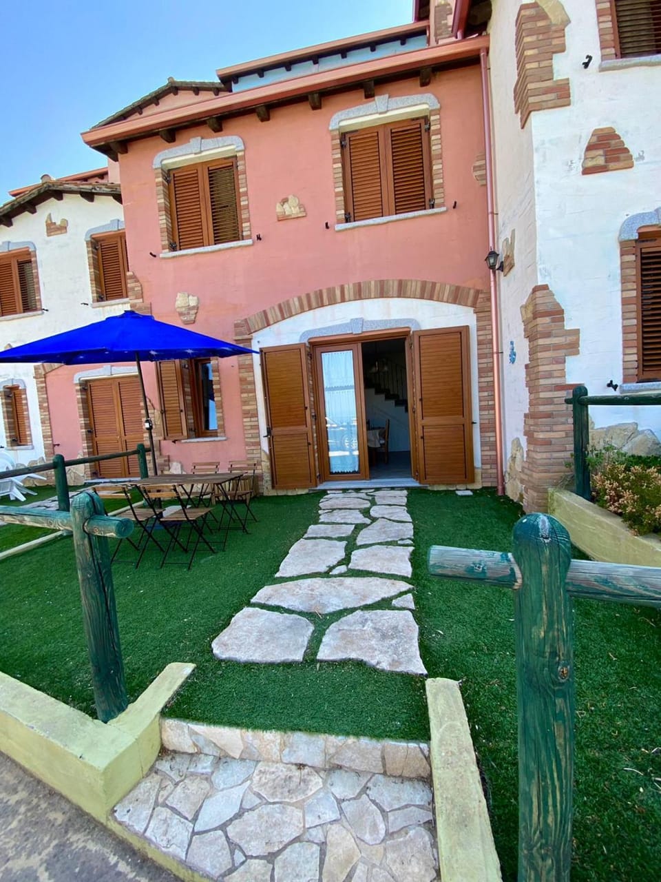 Property building, Facade/entrance, Garden