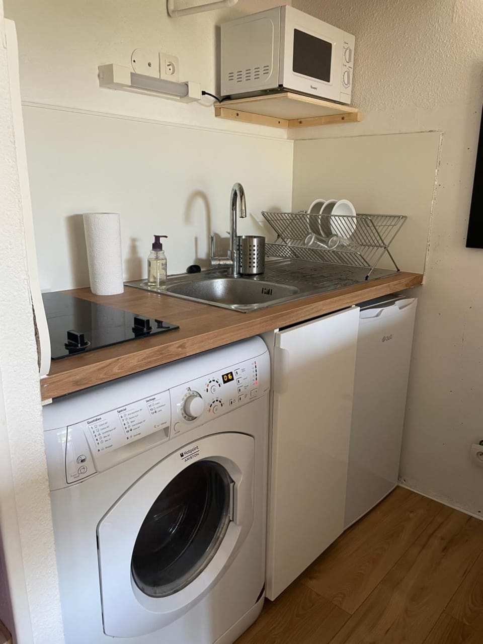 Coffee/tea facilities, minibar, stove, toaster, washing machine, dryer