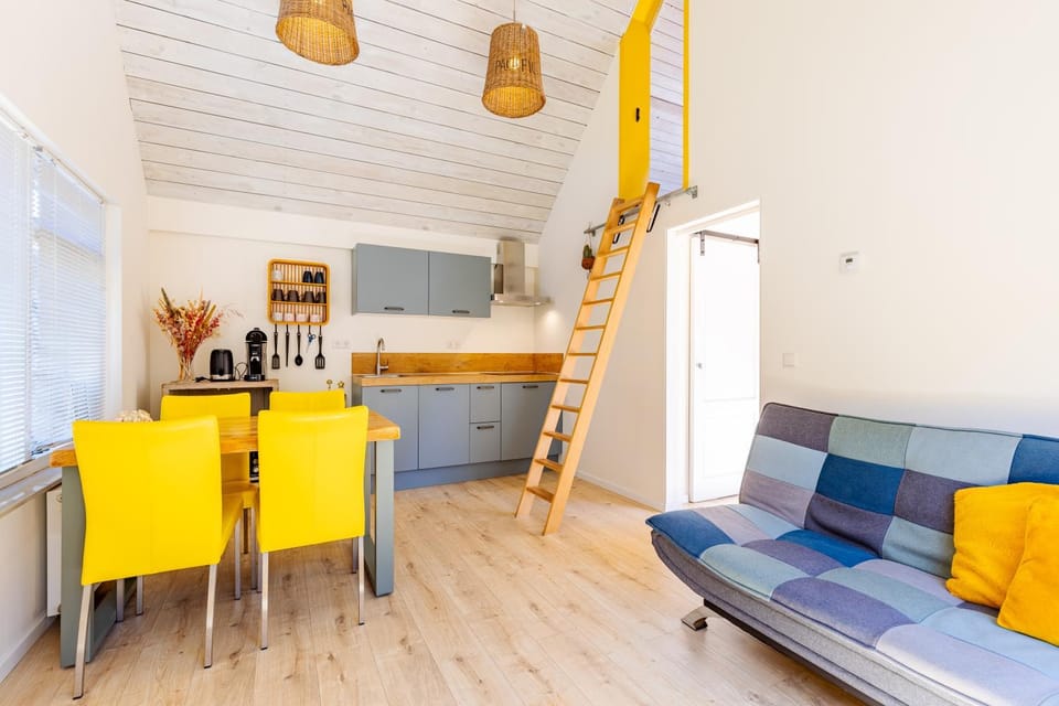 Kitchen or kitchenette, Living room, Seating area, Dining area, oven