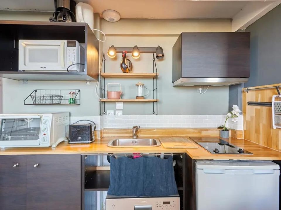 Kitchen or kitchenette
