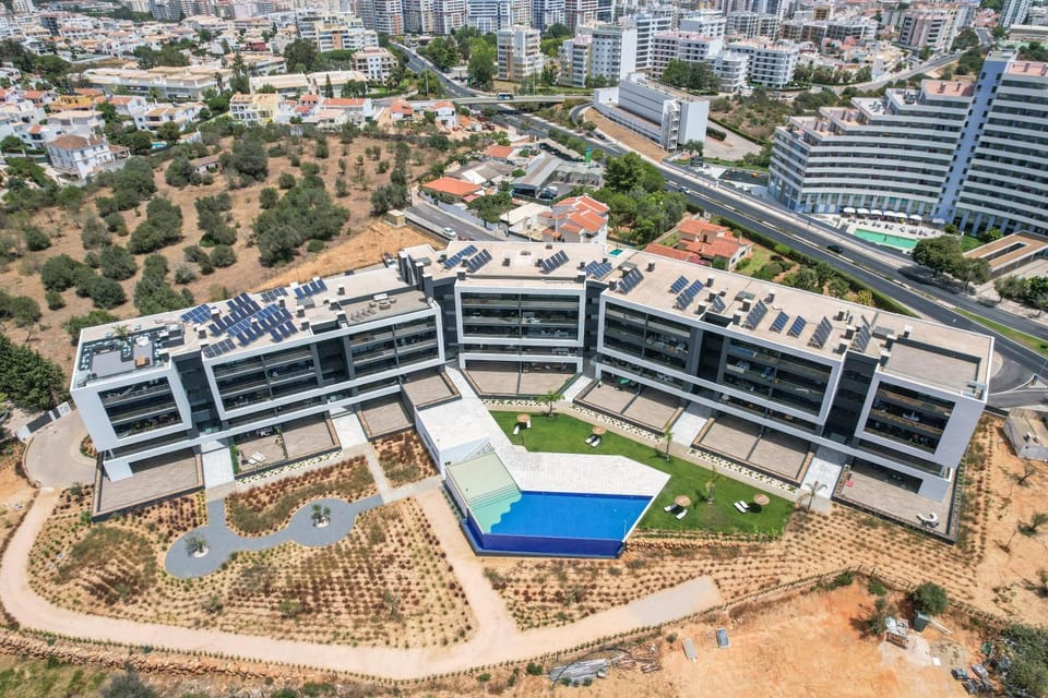 Property building, Day, Neighbourhood, Bird's eye view, City view, Pool view, Street view, Swimming pool