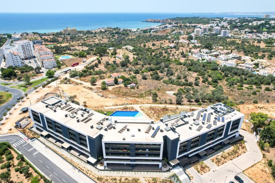 Property building, Day, Natural landscape, Bird's eye view, City view, Pool view, Sea view, Swimming pool