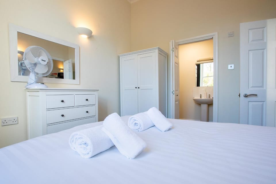 Bed, towels