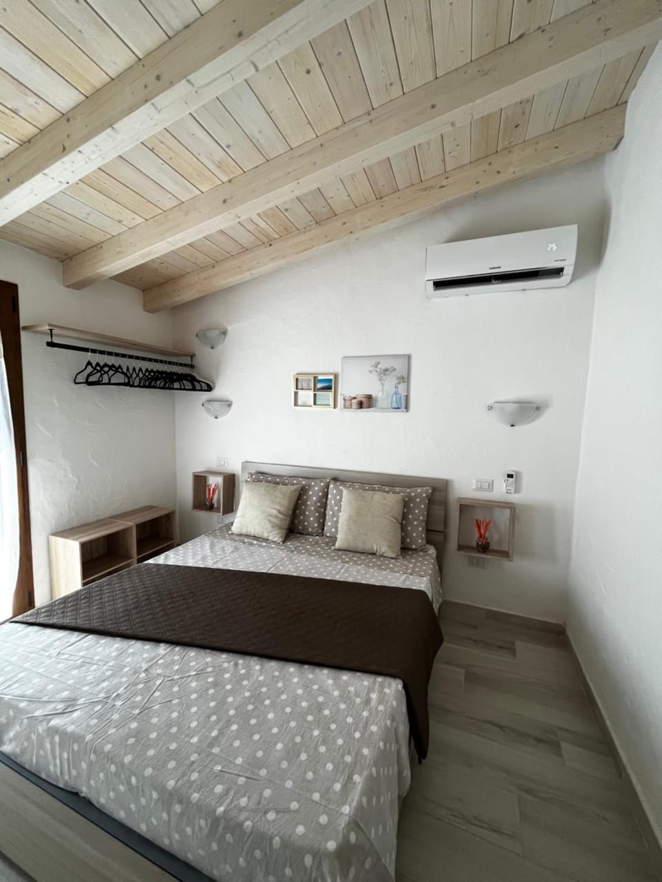 Bedroom, air conditioner