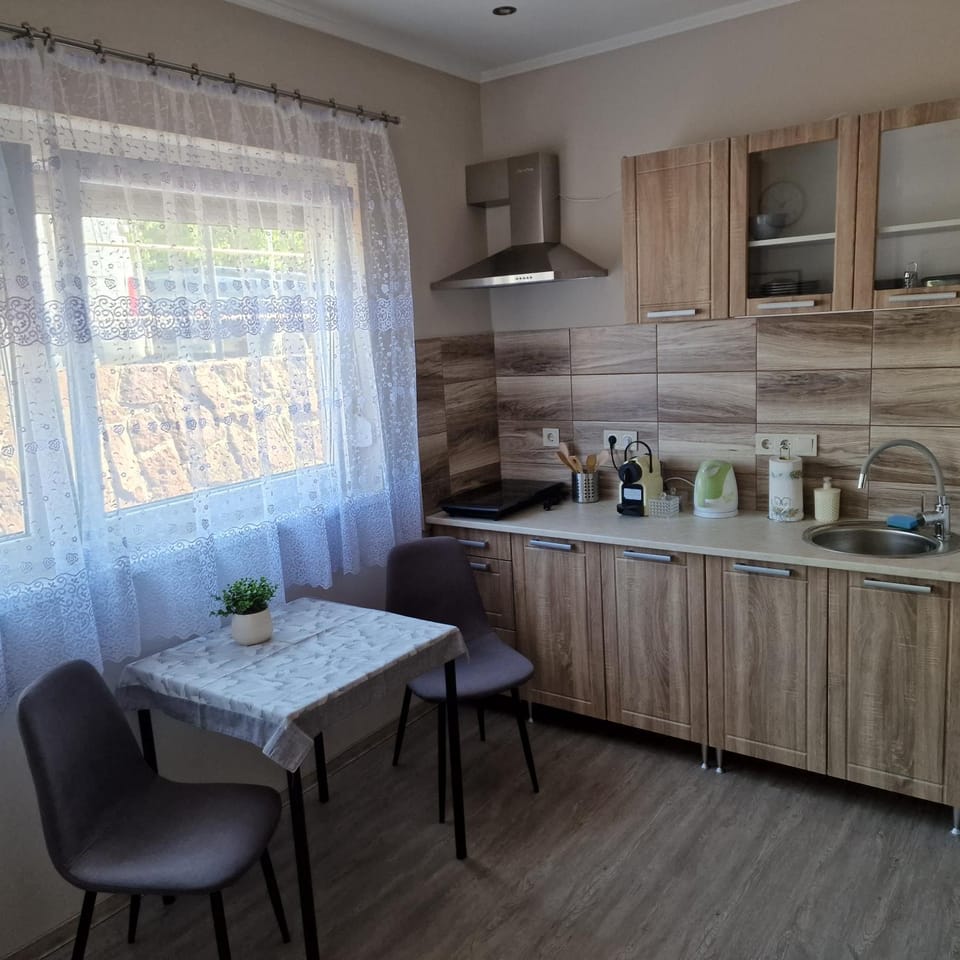 Coffee/tea facilities, Kitchen or kitchenette, Dining area, minibar, stove