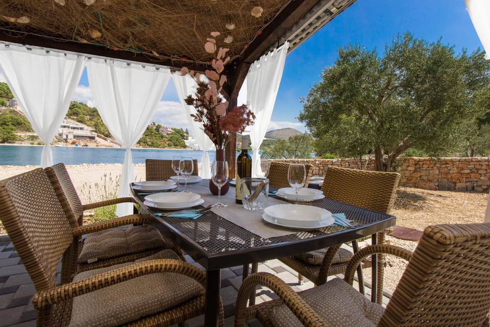 Patio, Balcony/Terrace, Food and drinks, Seating area, Food