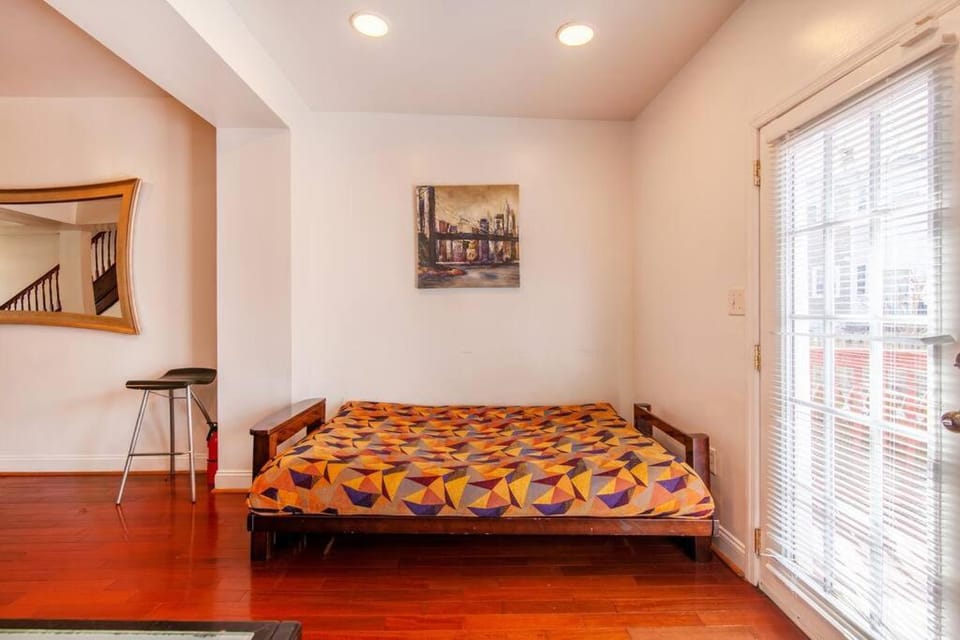 Bed, Seating area