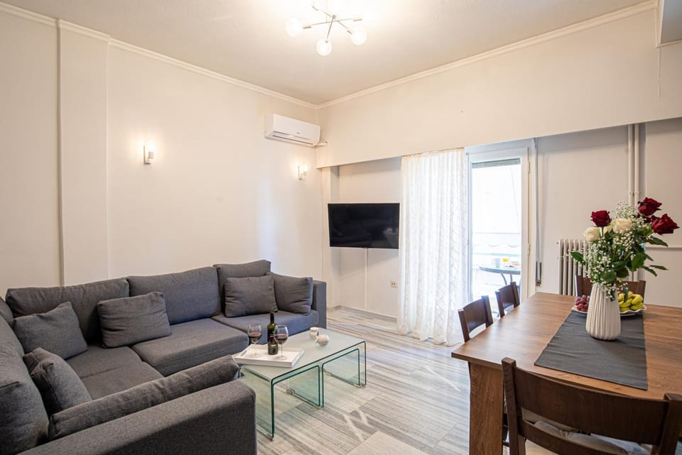 Communal lounge/ TV room, TV and multimedia, Living room, Seating area, Dining area, Evening entertainment, fireplace, air conditioner