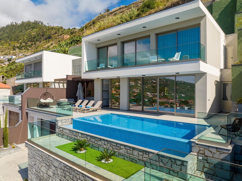 Property building, Balcony/Terrace, Pool view, Swimming pool, Swimming pool