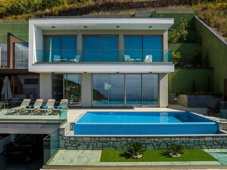 Property building, Balcony/Terrace, Swimming pool