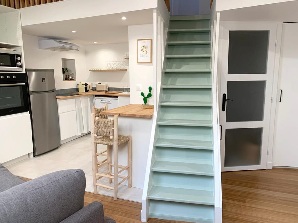 Kitchen or kitchenette, Seating area, Dining area