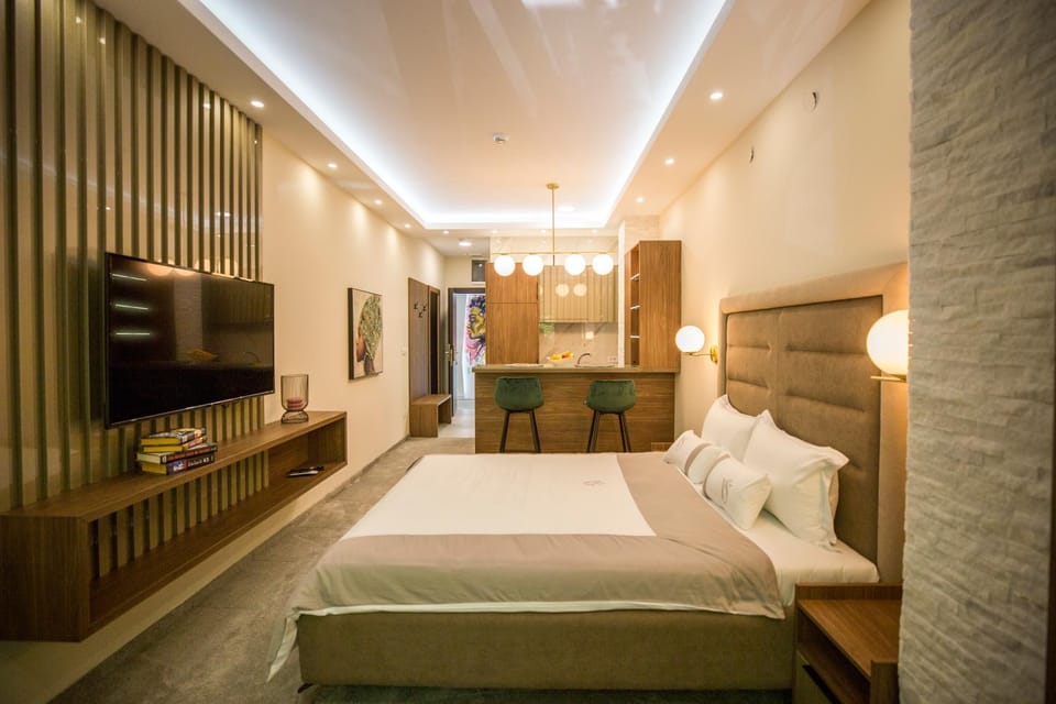 Bed, TV and multimedia, Photo of the whole room, Bedroom