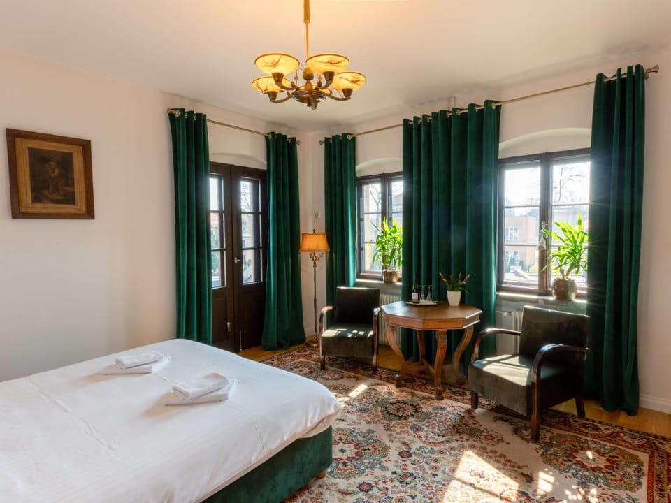 Bed, Photo of the whole room, Seating area, Bedroom, towels