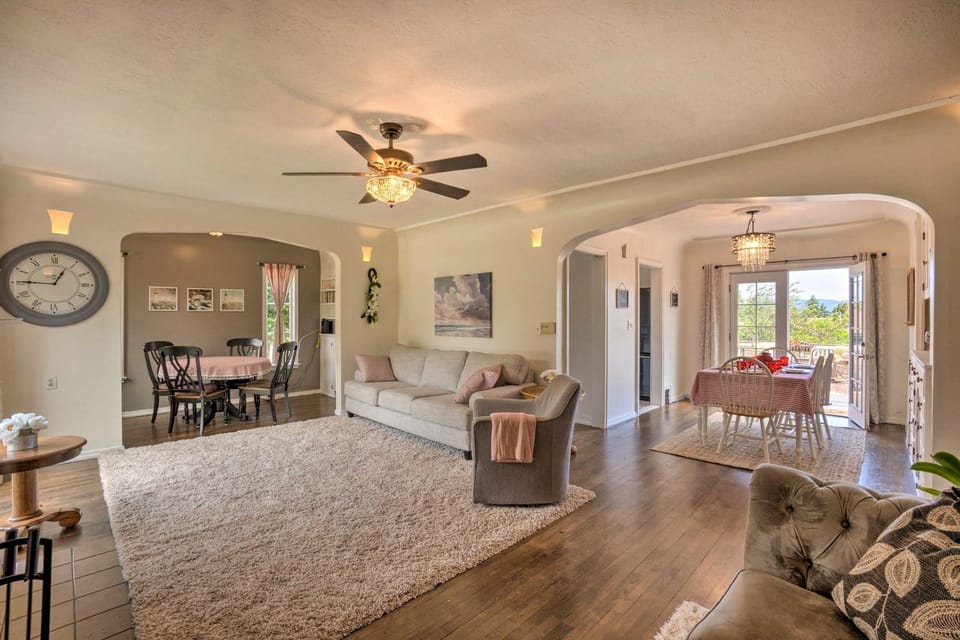 The Old McCullough Home with Rooftop Deck, View House in Coos Bay