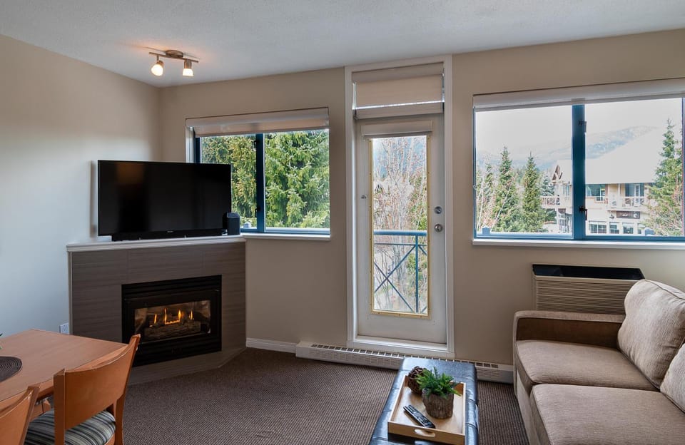 Alpenglow Lodge Fika One Bedroom by MVA House in Whistler