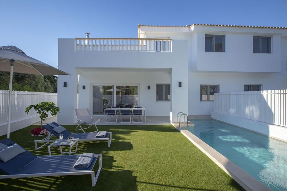 Patio, Swimming pool, sunbed