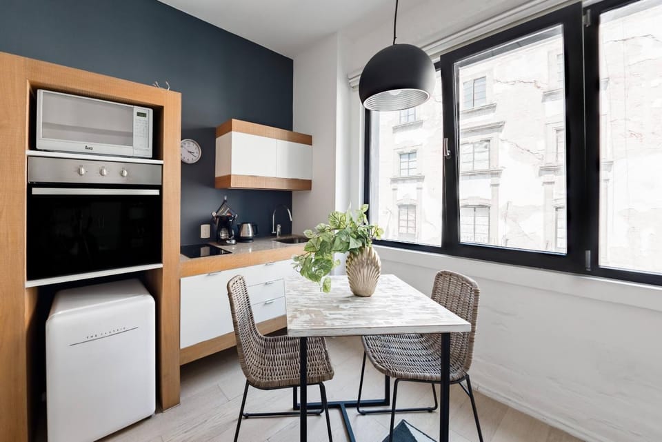 Kitchen or kitchenette, Dining area