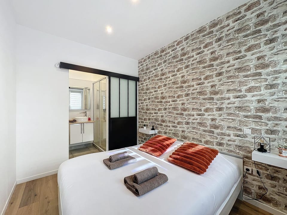 Photo of the whole room, Bedroom