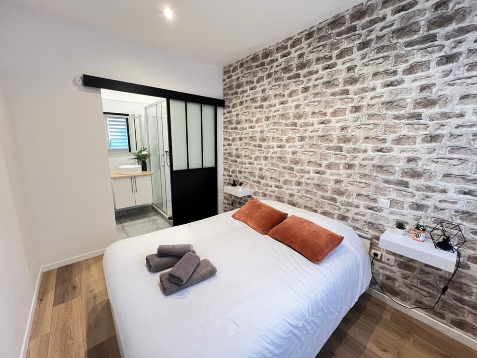 Photo of the whole room, Bedroom