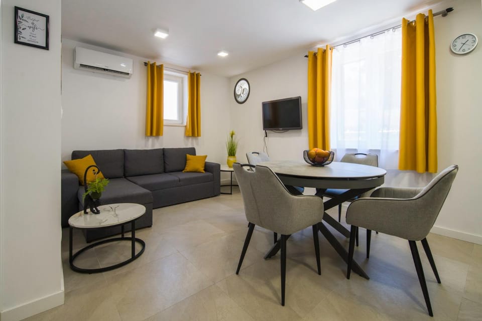 TV and multimedia, Decorative detail, Dining area, air conditioner