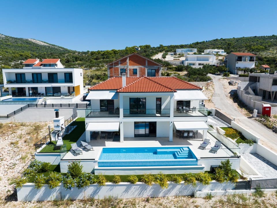 Property building, Day, Neighbourhood, Natural landscape, Bird's eye view, Mountain view, Pool view, Street view, Swimming pool, Location, Parking, sunbed