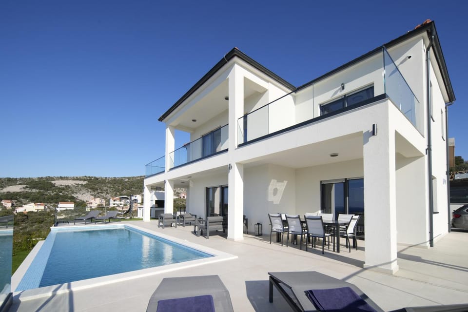 Property building, Patio, Day, Natural landscape, View (from property/room), Balcony/Terrace, Mountain view, Pool view, Swimming pool, sunbed