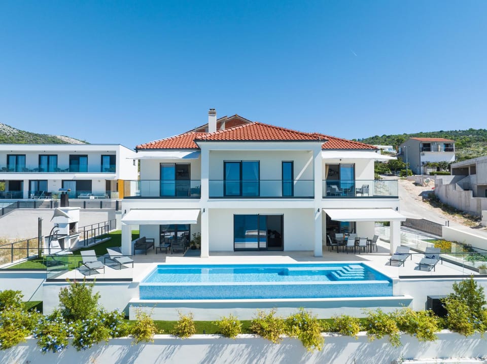 Property building, Day, Natural landscape, Mountain view, Pool view, Swimming pool, Breakfast, sunbed