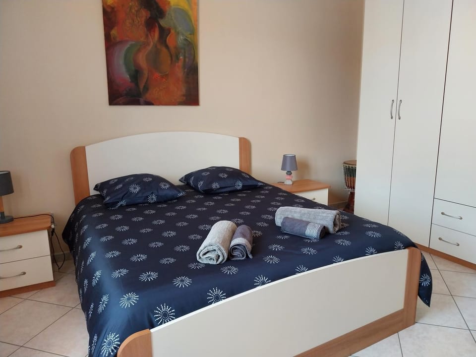 Bed, towels, wardrobe