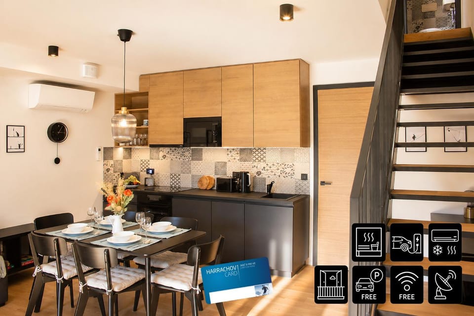 Coffee/tea facilities, Kitchen or kitchenette, Dining area, stove, toaster, kitchen