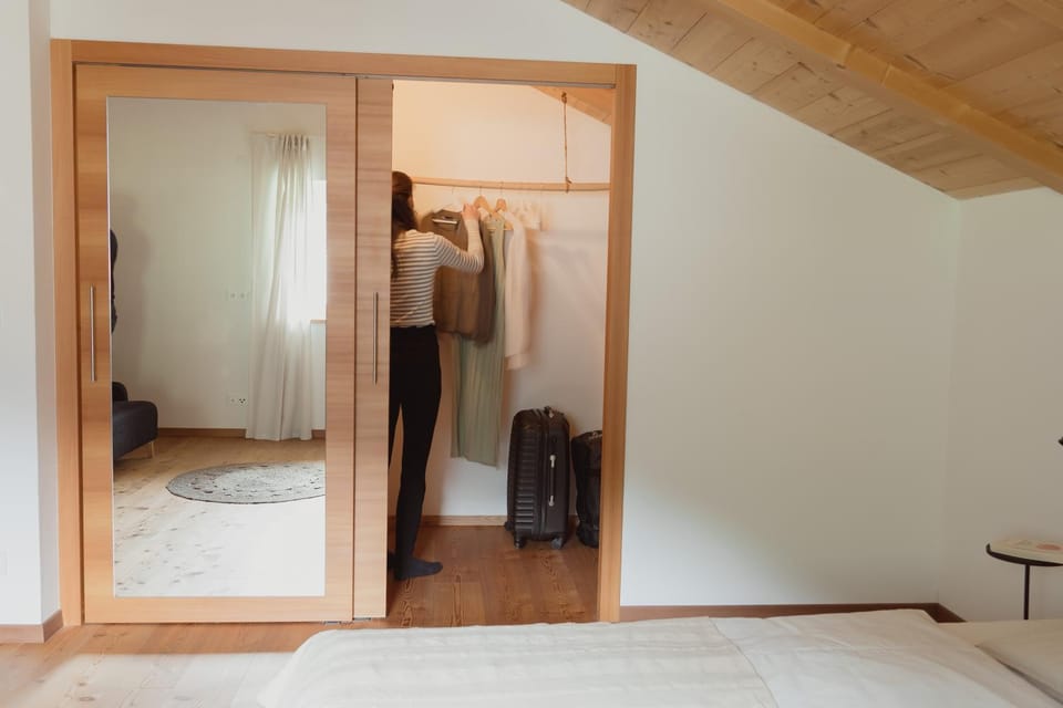 Photo of the whole room, Bedroom, wardrobe