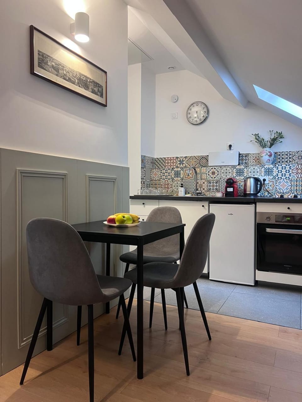 Dining area, oven, toaster