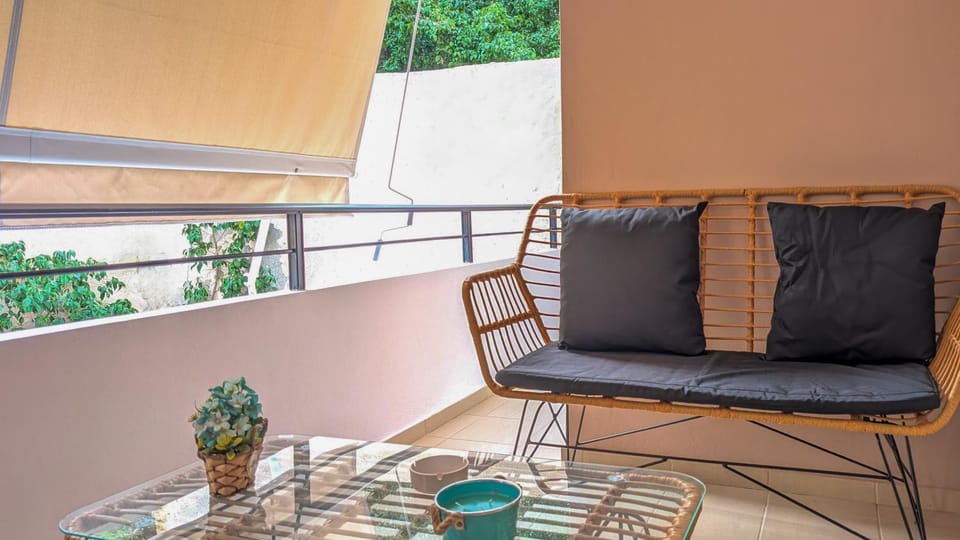 Patio, Day, Balcony/Terrace, Seating area