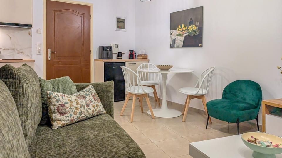 Coffee/tea facilities, Living room, Seating area, Dining area