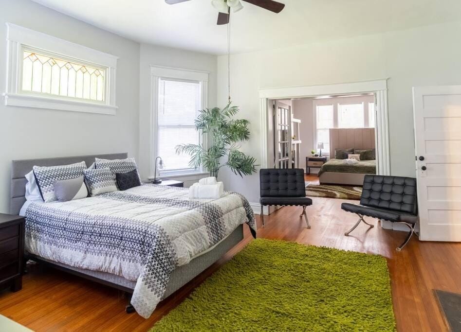 Bed, Photo of the whole room, Seating area, Bedroom, fireplace