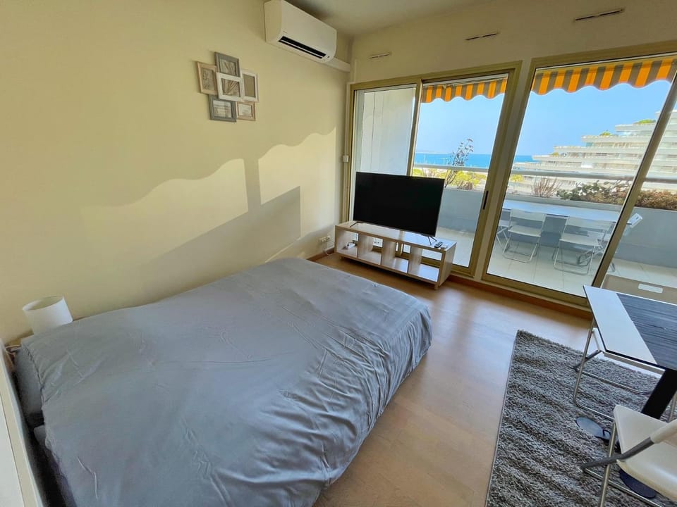Communal lounge/ TV room, Bed, TV and multimedia, Living room, Photo of the whole room, Bedroom, air conditioner