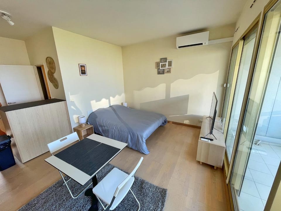 Bed, TV and multimedia, Living room, Photo of the whole room, Seating area, Bedroom, air conditioner