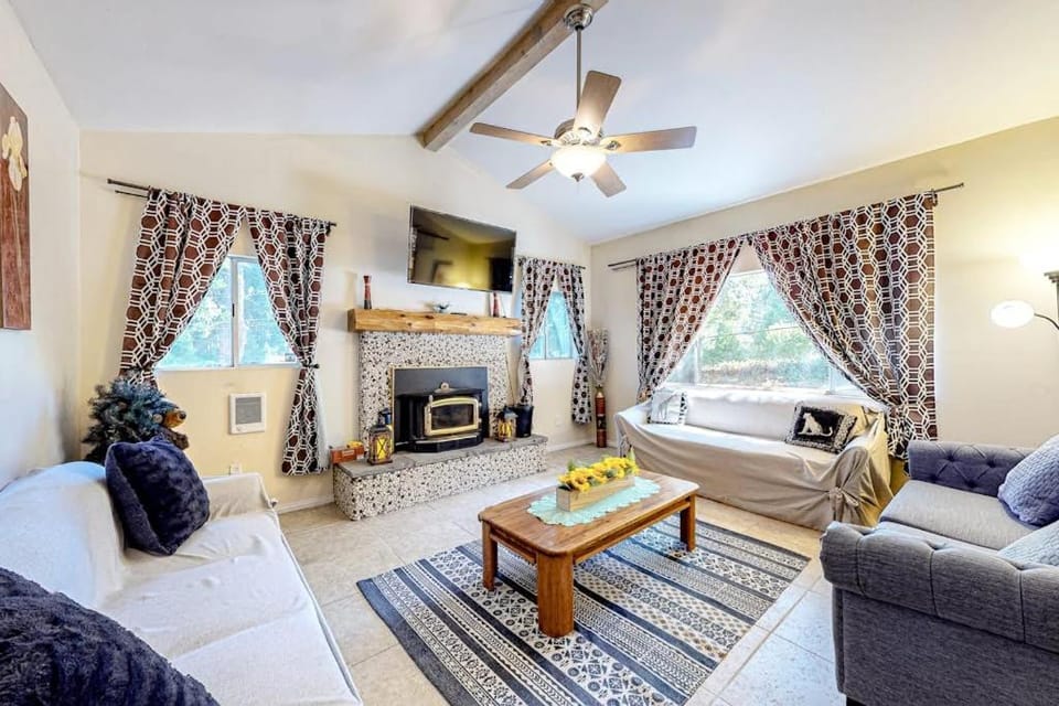 Treelands Lodge House in Crestline