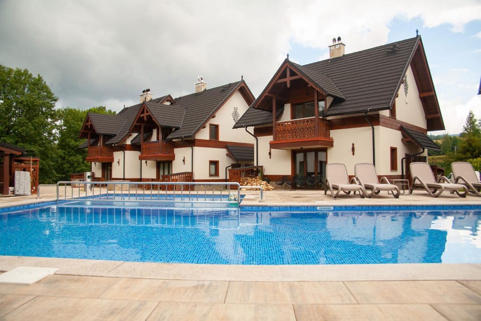 Swimming pool, sunbed